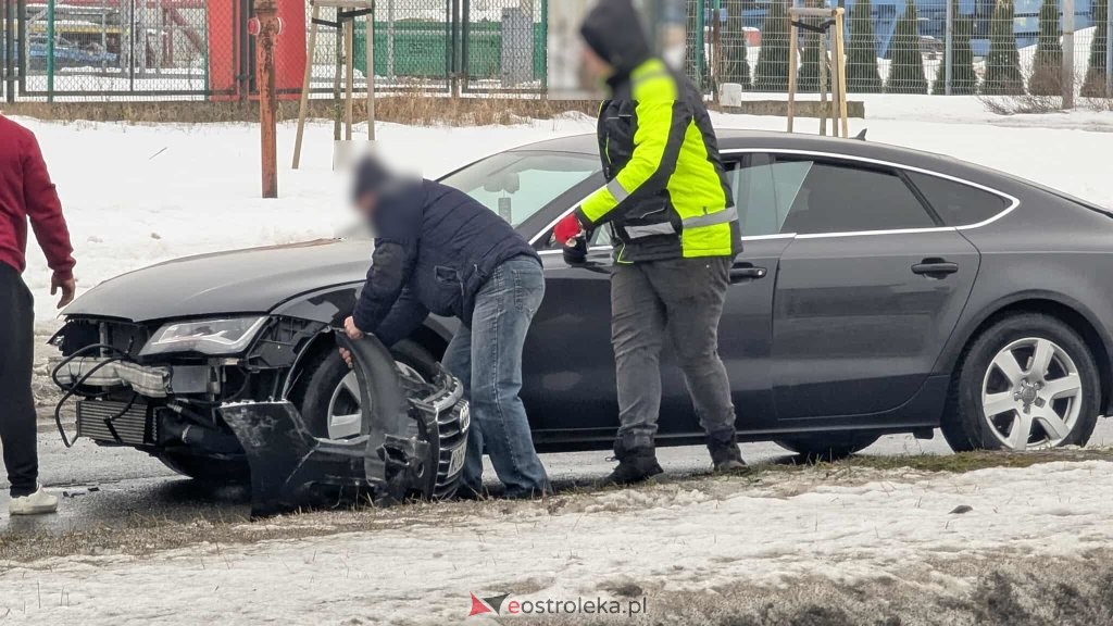Ostrołęka: Zderzenie dwóch aut na Bohaterów Warszawy. Służby w akcji [ZDJĘCIA]
