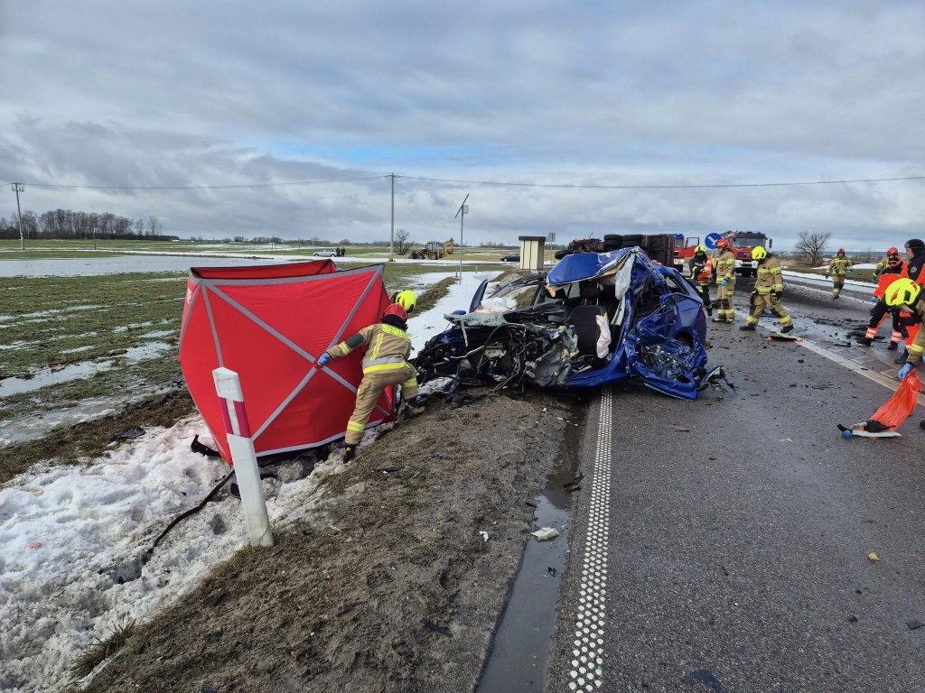 Śmiertelny wypadek na trasie Nowogród - Łomża. Nie żyje kierowca osobówki [ZDJĘCIA]