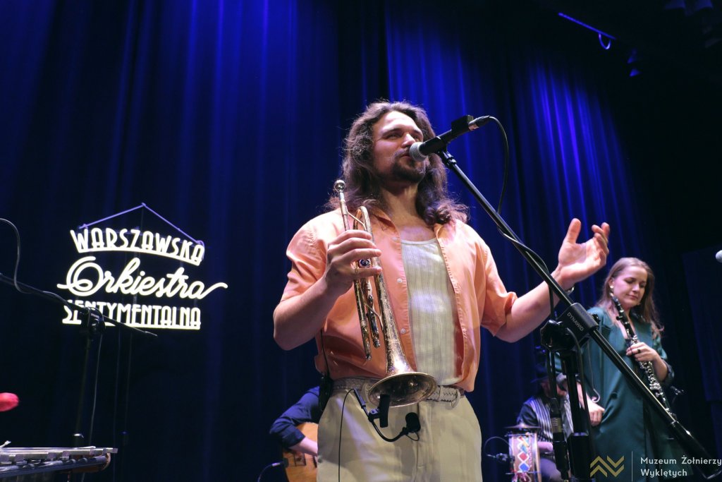 Powrót do lat 20. i 30. Warszawska Orkiestra Sentymentalna oczarowała publiczność w Ostrołęce [ZDJĘCIA]