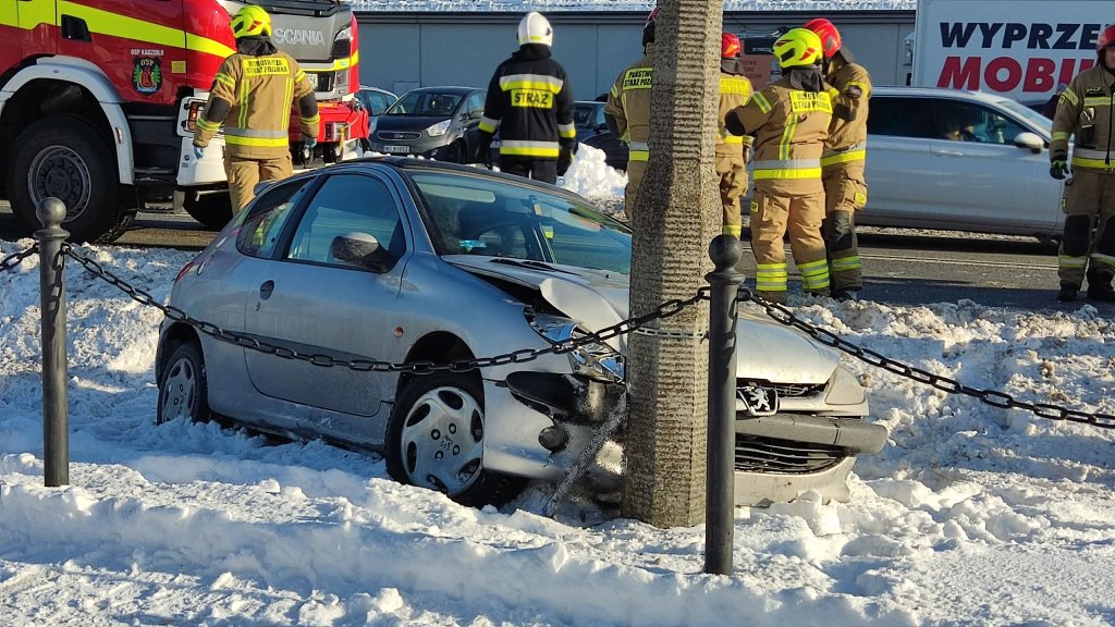 Wypadek w Kadzidle. Samochód uderzył w latarnię [WIDEO, ZDJĘCIA]