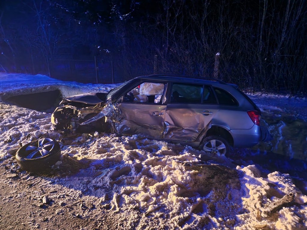 Groźne zderzenie na lokalnej drodze! W wypadku ranne trzy osoby [ZDJĘCIA]