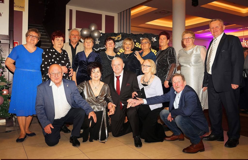 Seniorzy z gminy Rzekuń bawili się na balu w Pułtusku! [ZDJĘCIA]
