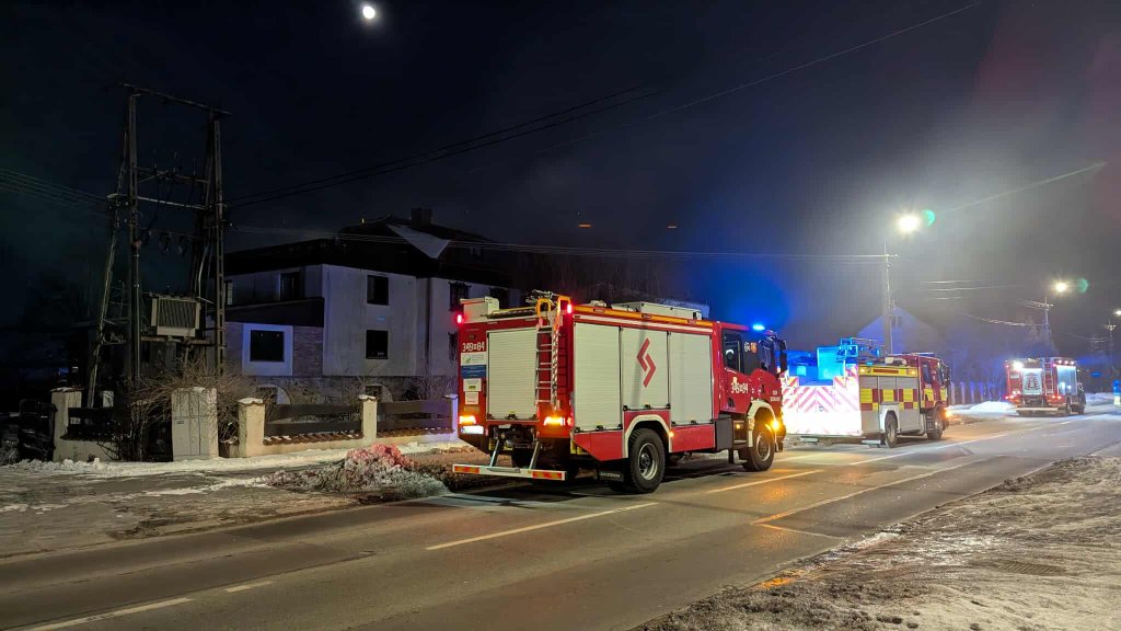 Pożar domu przy Ostrowskiej w Rzekuniu. Strażacy w akcji [ZDJĘCIA]