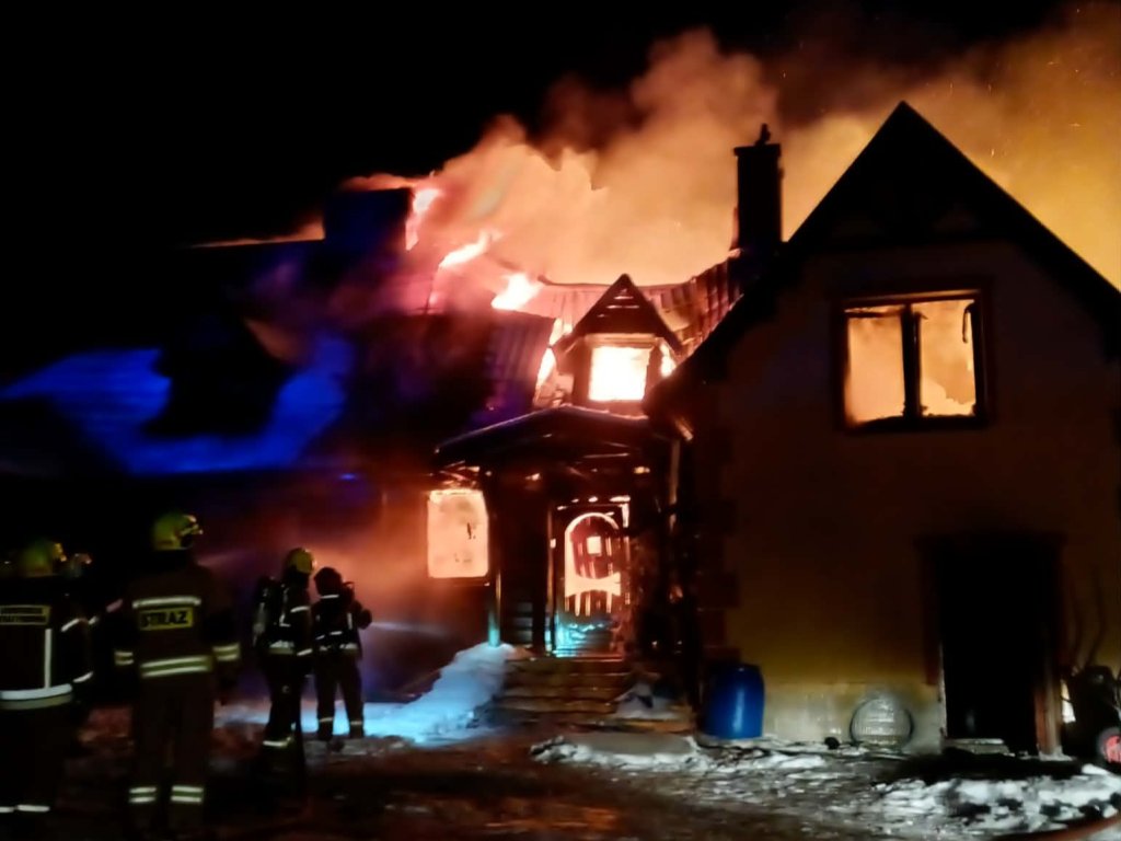 Uciekli z płonącej pułapki. Z ogniem walczyło 14 zastępów strażackich! [ZDJĘCIA]