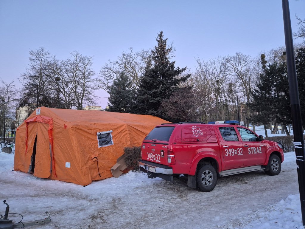 Ogrzewany namiot w parku miejskim rozstawili strażacy [ZDJĘCIA]