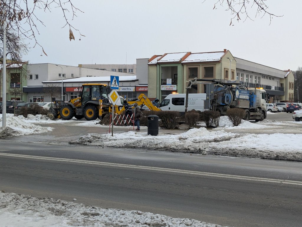Mieszkańcy zaskoczeni w mroźny poranek. Awaria sieci wodociągowej w Ostrołęce [ZDJĘCIA]