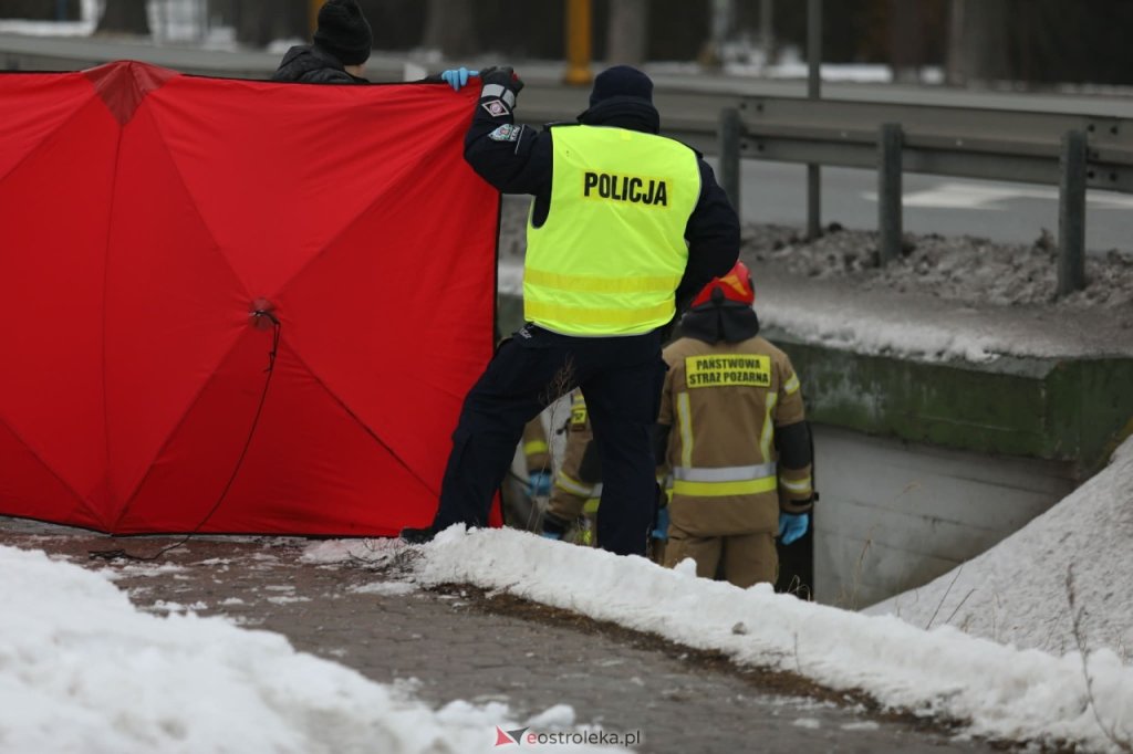 Zwłoki w przepuście w Olszewie-Borkach. Już wiadomo, kim był denat. Policja potwierdza
