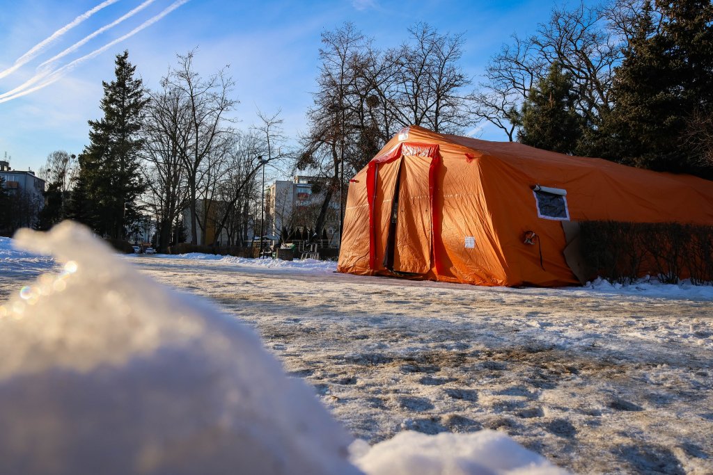 Ogrzewany namiot w parku miejskim będzie działał całodobowo do odwołania