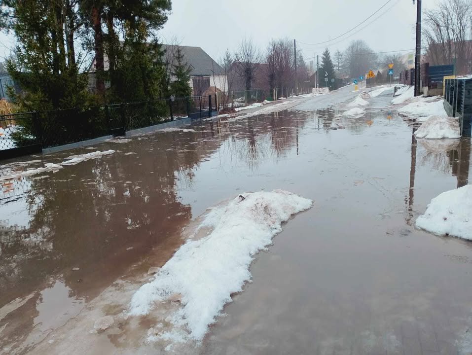 Ulica Polna w Laskowcu pod wodą. Gmina Rzekuń deklaruje rozwiązanie problemu [ZDJĘCIA]