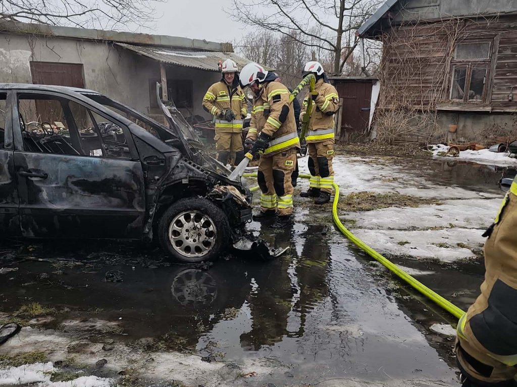 Ogień pod maską mercedesa. Strażacy w akcji!