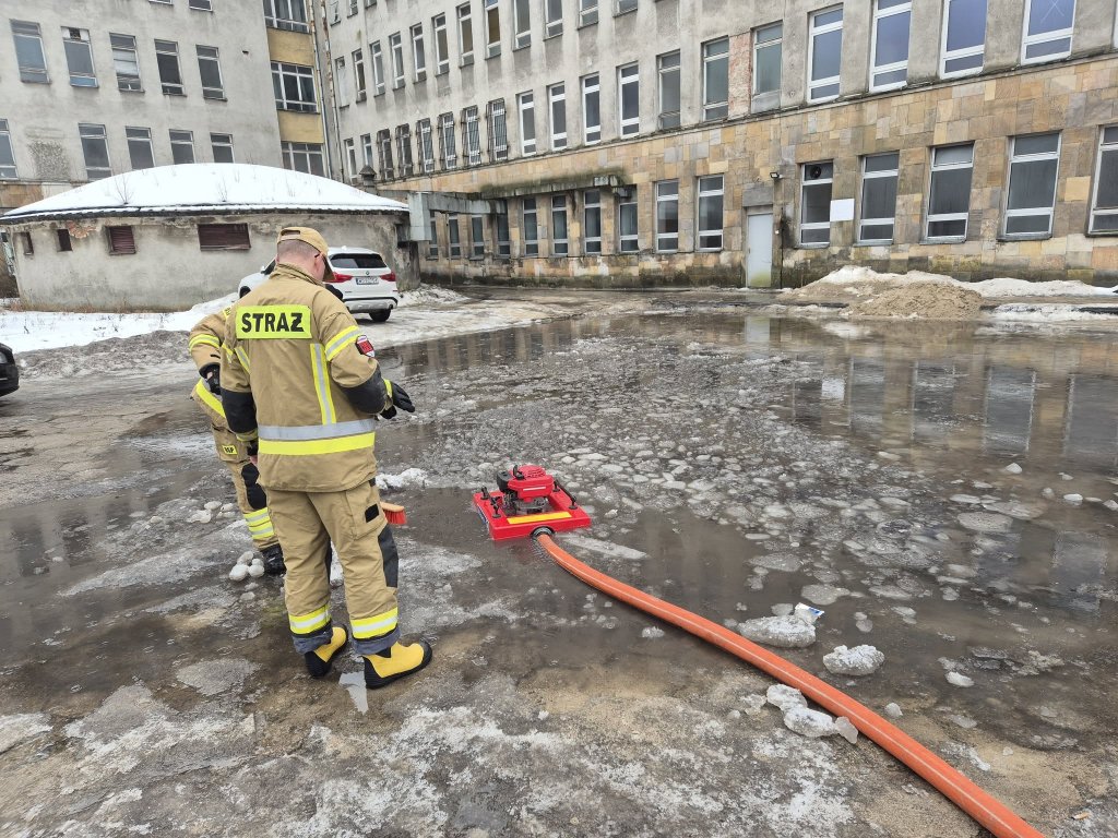Poranne interwencje strażaków w Ostrołęce. Woda utrudniała dostęp do budynków [ZDJĘCIA]