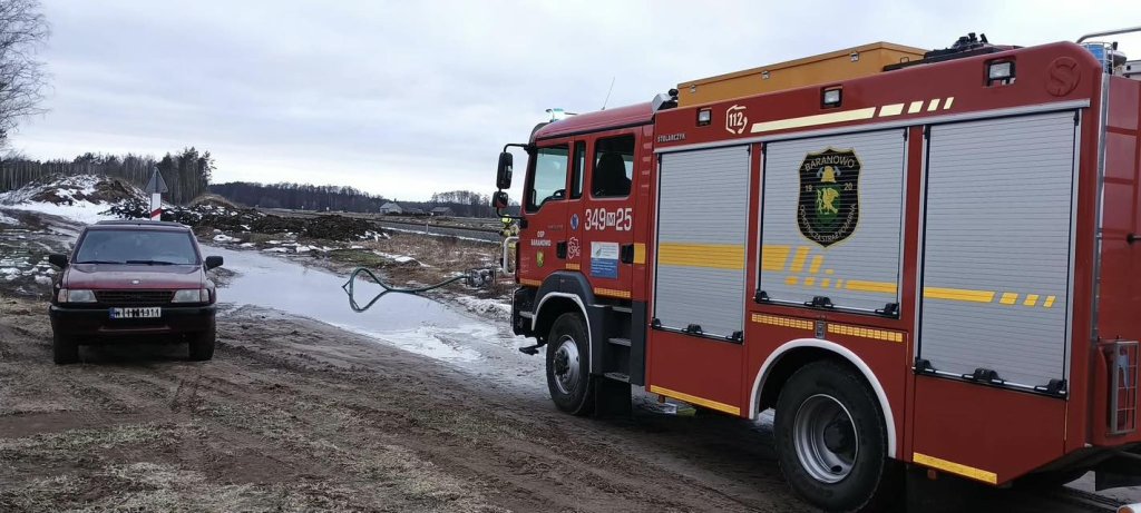Nie mogli dojechać do domu. Interweniowali strażacy