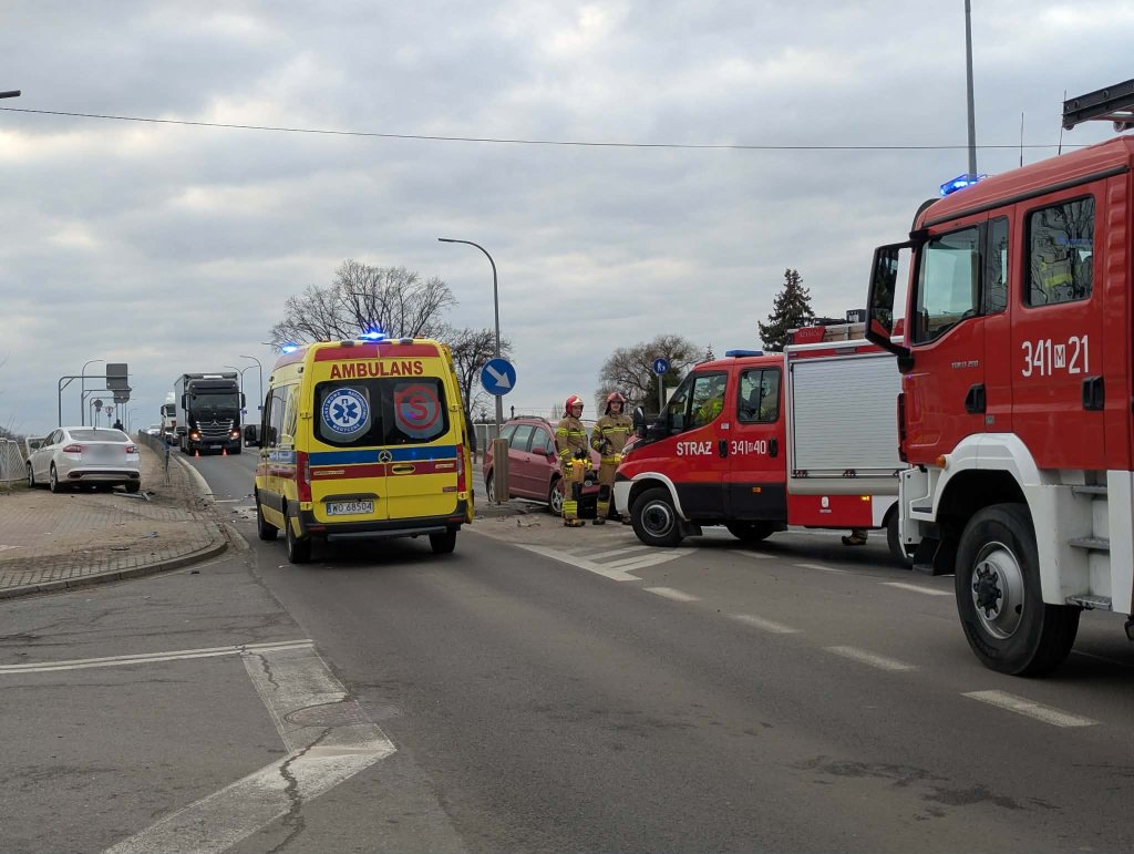 Wypadek przy Mostowej w Ostrołęce! Dwa rozbite auta, ścięty znak [WIDEO, ZDJĘCIA]