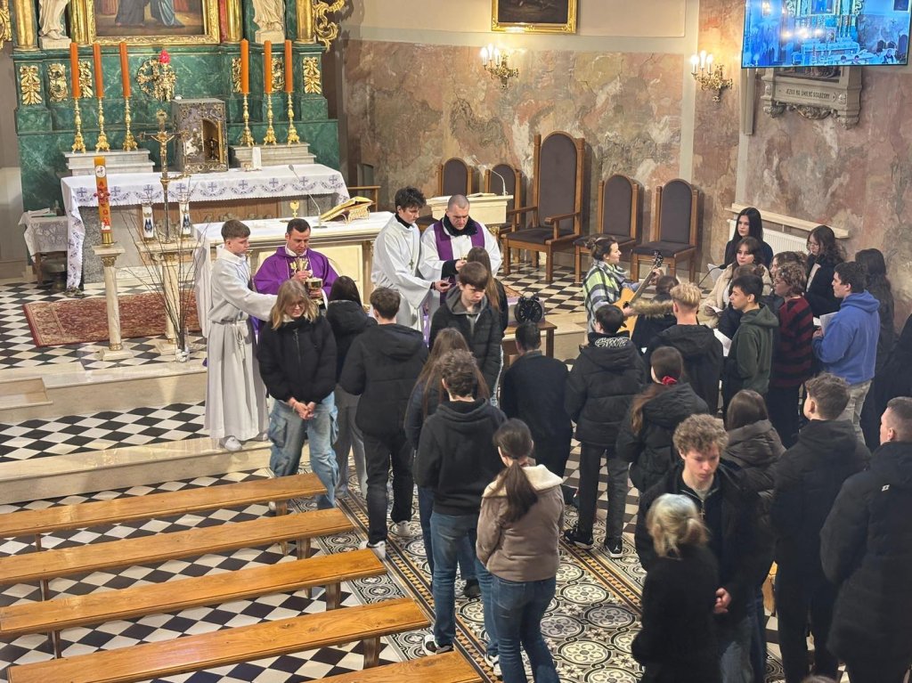 "Czas na przebudzenie". Uczniowie ostrołęckiego liceum przeżyli rekolekcje