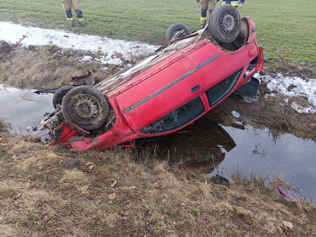 Groźne dachowanie o poranku. Opel Astra wylądował w rowie [ZDJĘCIA]