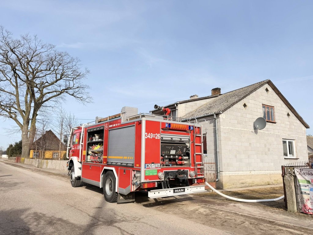 Akcja gaśnicza w piwnicy. Z ogniem walczyło 23 strażaków [ZDJĘCIA]