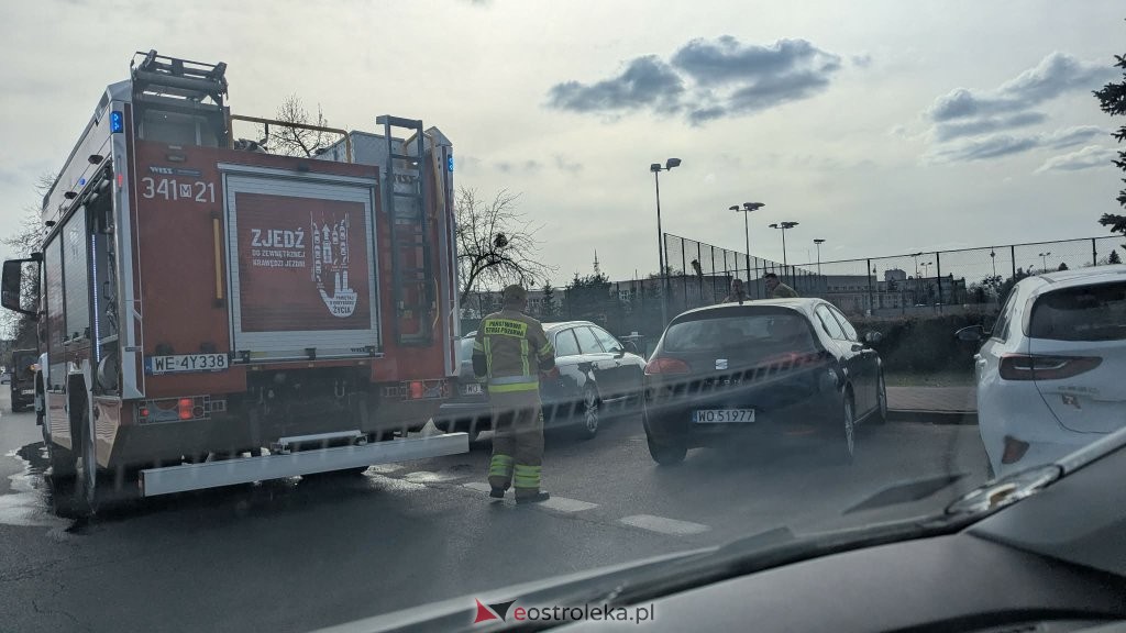 Chwila nieuwagi na ulicy Piłsudskiego: Strażacy w gotowości choćby przy drobnych zdarzeniach [ZDJĘCIA]