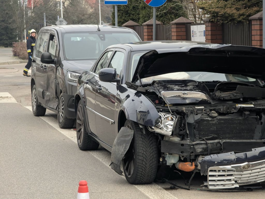 Groźny wypadek w Olszewie-Borkach. Samochód przewrócił się na bok [ZDJĘCIA]