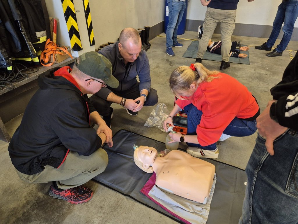 Strażacy i strażnicy razem ćwiczyli ratownictwo. RKO, AED i pierwsza pomoc w praktyce