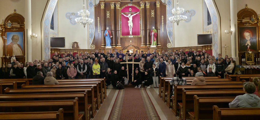 Ekstremalna Droga Krzyżowa w Łysych. Nocna wędrówka pełna wiary i trudu [ZDJĘCIA]