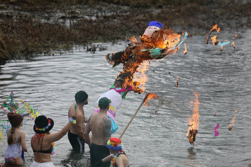 Caravaningowy hit sezonu. Marzanna spłonęła, sezon otwarty! [WIDEO, ZDJĘCIA]