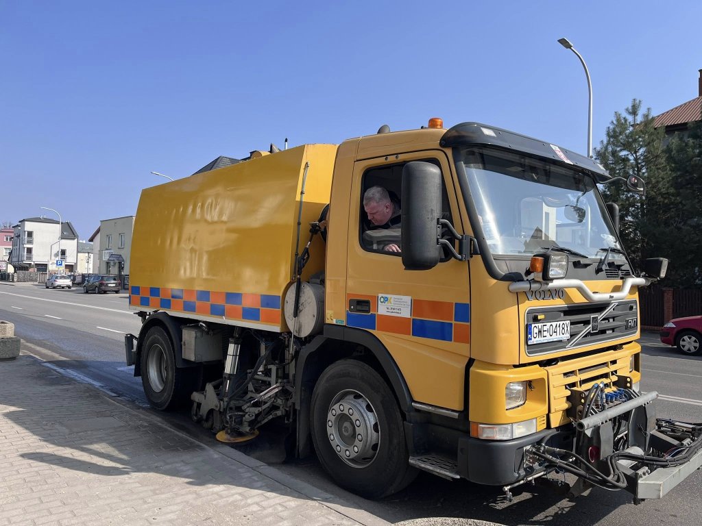 Porządki na ostrołęckich ulicach. OPK rozpoczęło mechaniczne oczyszczanie dróg [ZDJĘCIA]