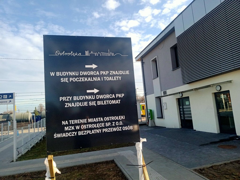 Tablica już stoi. Trzy rzeczy, które warto wiedzieć przyjeżdżając do Ostrołęki