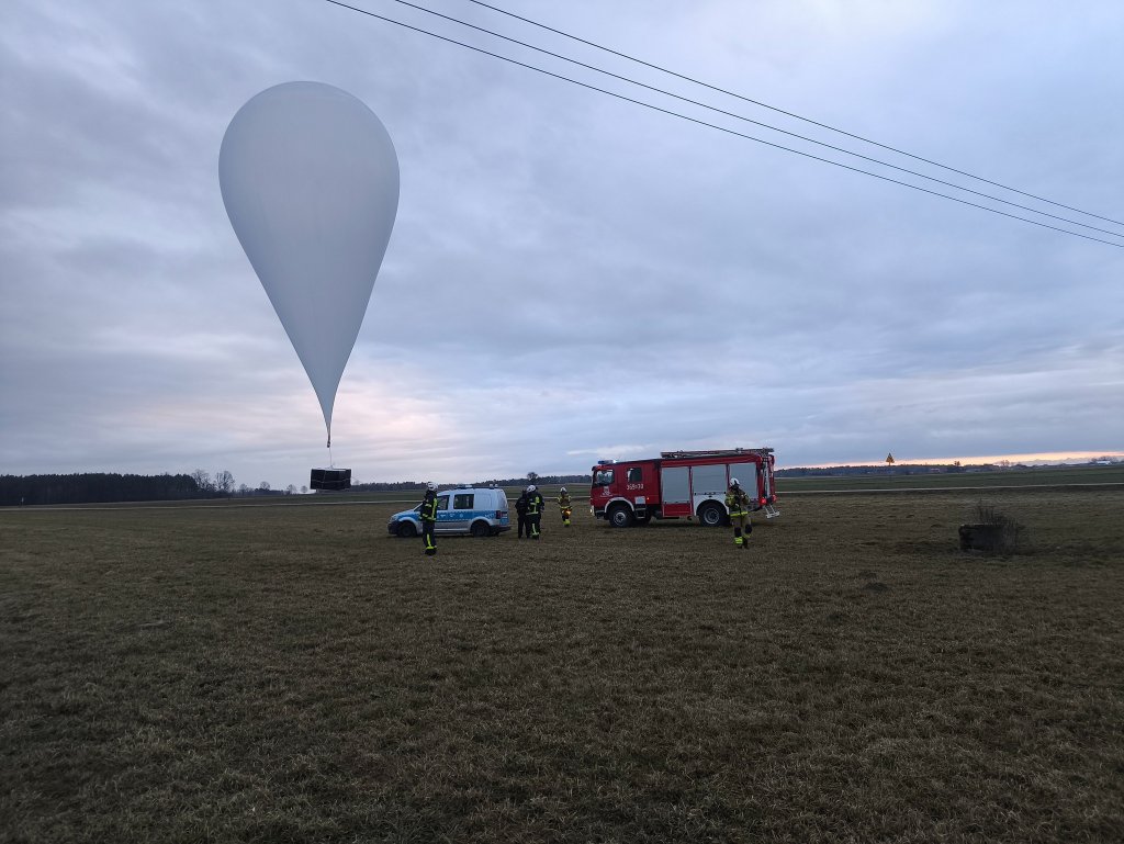 Pilne: Tajemniczy balon spadł zaledwie 30 km od Ostrołęki [ZDJĘCIA]