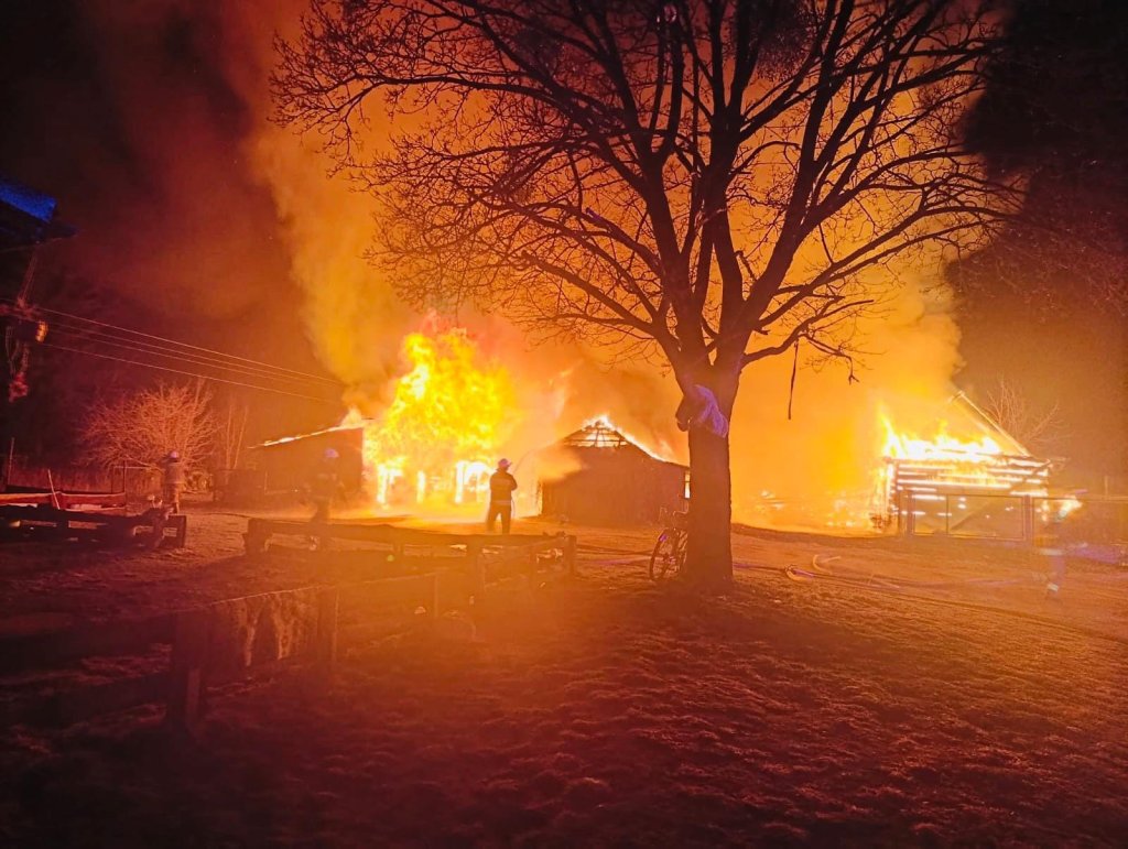 Wielki pożar zabudowań gospodarczych. W ogniu stanęły maszyny i samochody [ZDJĘCIA]