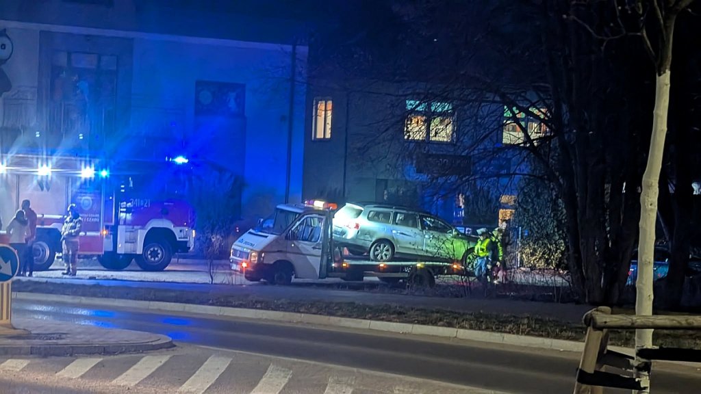 Volkswagenem wjechała w śmietnik. Kolizja na ul. Dobrzańskiego [ZDJĘCIA]
