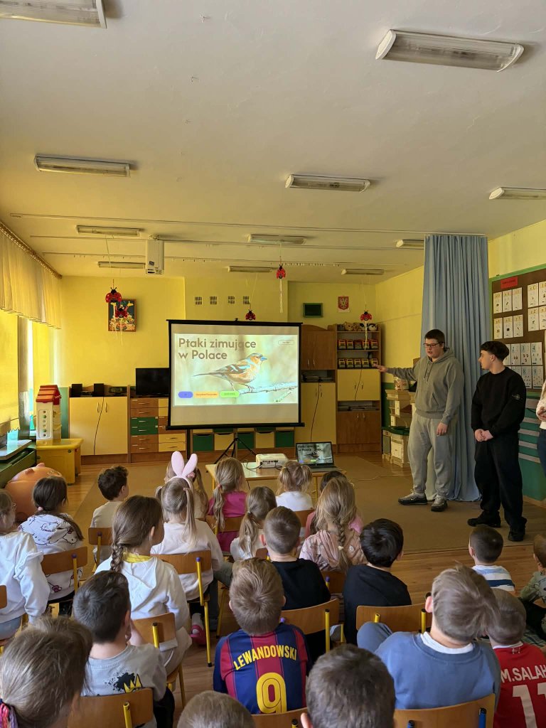 Uczniowie ZSZ nr 1 z wizytą w przedszkolu. Lekcja o ptakach w ramach projektu [ZDJĘCIA]