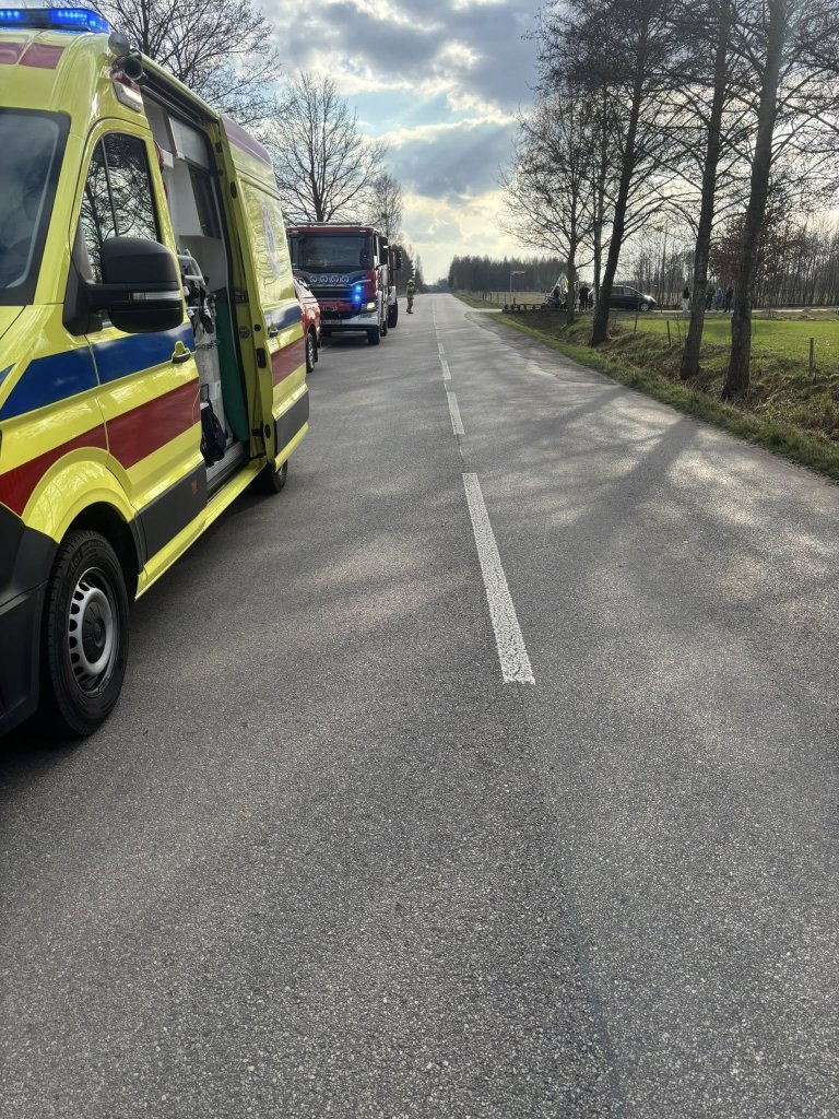 Wypadek quada w miejscowości Krysiaki: 17-latek uderzył w drzewo