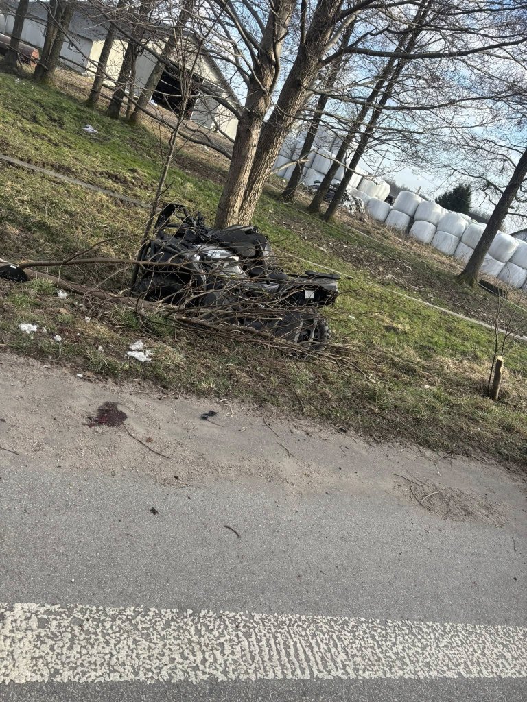 Wypadek quada w miejscowości Krysiaki: 17-latek uderzył w drzewo