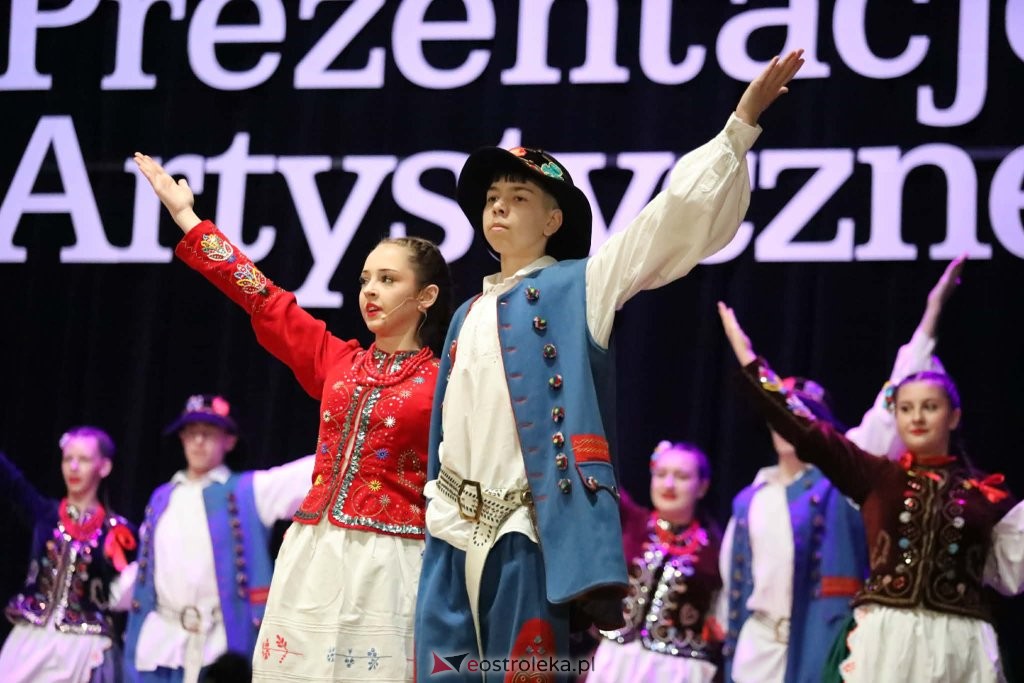 Magia Puszczy Kurpiowskiej ożyła w Ostrołęce – niezwykły pokaz ZPiT „Kurpie” [WIDEO, ZDJĘCIA]