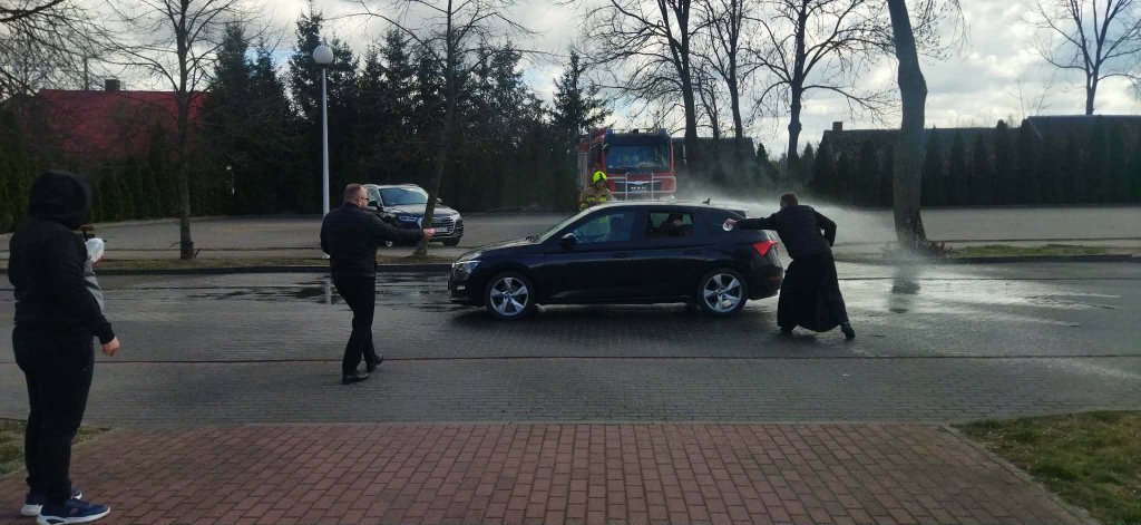 Wodne szaleństwo w Baranowie! Tak parafia i strażacy świętowali Śmigus-Dyngus [ZDJĘCIA]