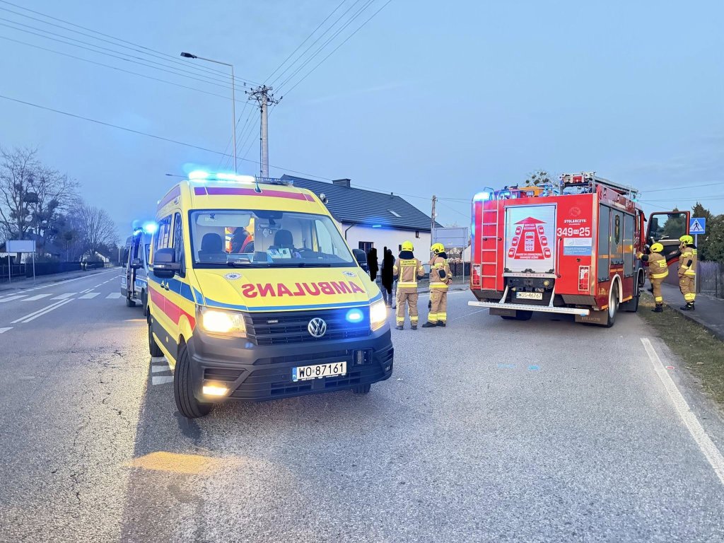 Zderzenie osobówki z motocyklistą. Jedna osoba w szpitalu [ZDJĘCIA]