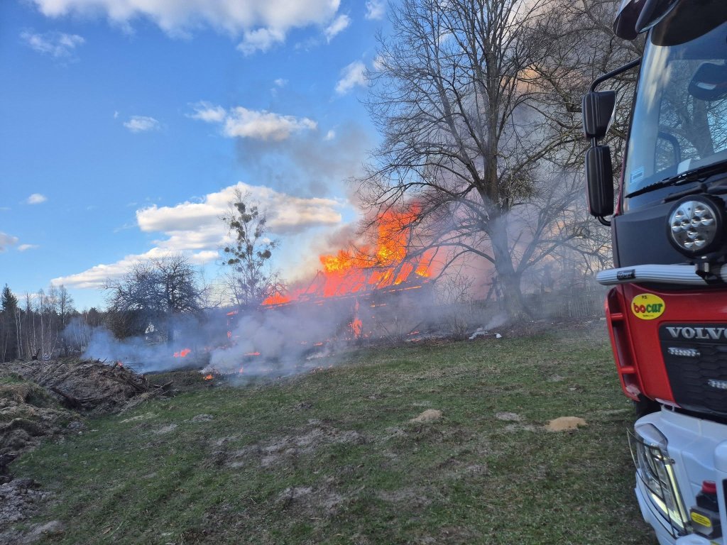 Tragiczna sobota na Kurpiach. Trudna walka strażaków z ogromnym pożarem! [ZDJĘCIA]