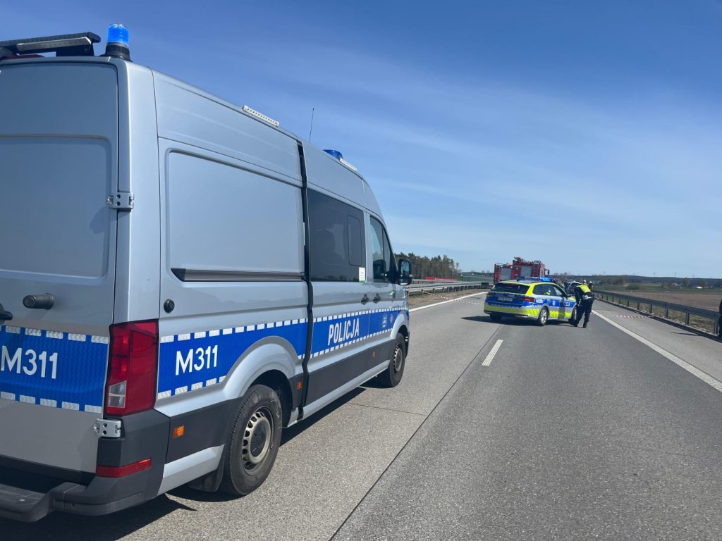Dramatyczny pościg na trasie S61. Kierowca BMW taranował radiowozy, dwóch policjantów w szpitalu [ZDJĘCIA