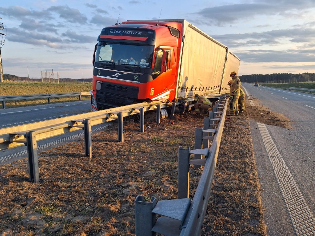 Uwaga kierowcy! Ciężarówka z masłem i tekstyliami uderzyła w bariery na S61 [ZDJĘCIA]
