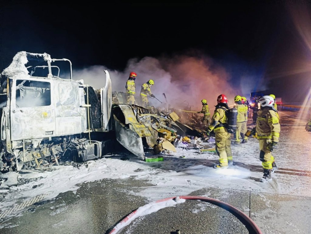 Poważny wypadek na S61. Ciężarówka stanęła w ogniu [ZDĘJCIA]