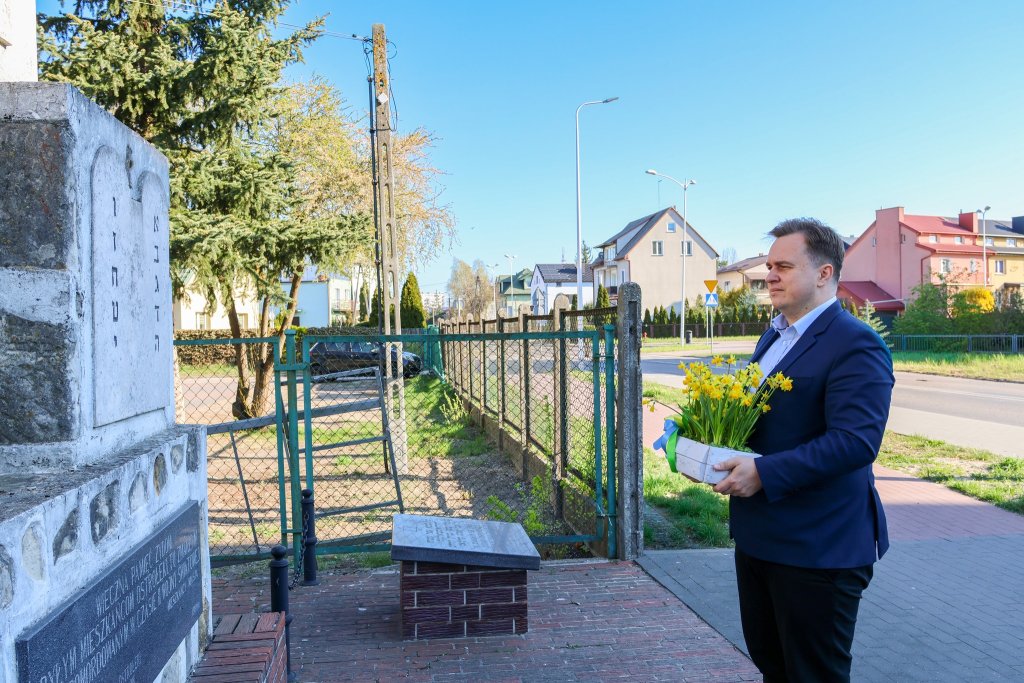 Żółte żonkile symbolem pamięci. Ostrołęka uczciła bohaterów powstania w getcie warszawskim