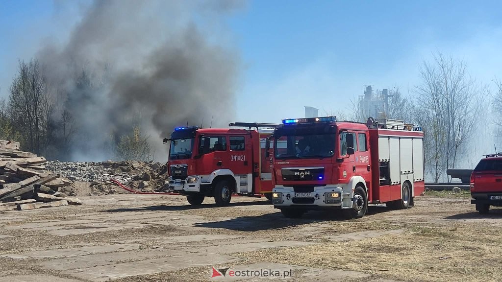 Czarny dym nad Ostrołęką. W akcji siedem jednostek strażackich [WIDEO, ZDJĘCIA]