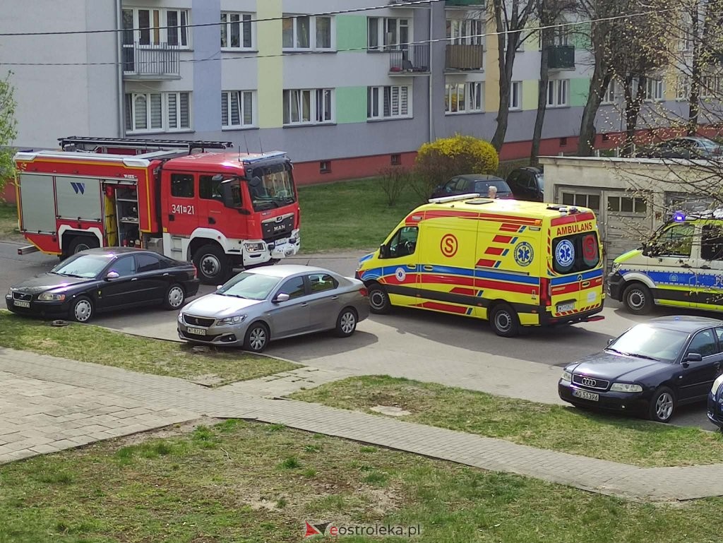 Pilna interwencja służb w Ostrołęce. Nagłe przerwanie rozmowy postawiło ratowników na nogi [ZDJĘCIA]