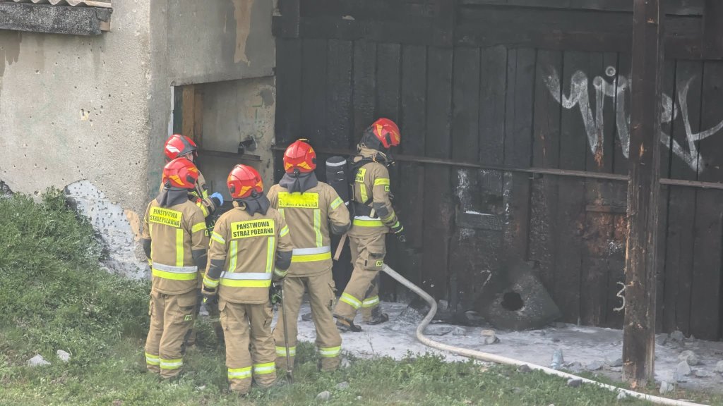Groźny incydent w Ostrołęce. Strażacy w walce z żywiołem na terenie szkoły [ZDJĘCIA]