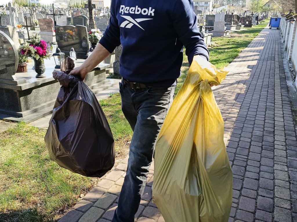 Potrzebne były rękawice i setki worków. 2,5 ton śmieci walało się po okolicy! [ZDJĘCIA]