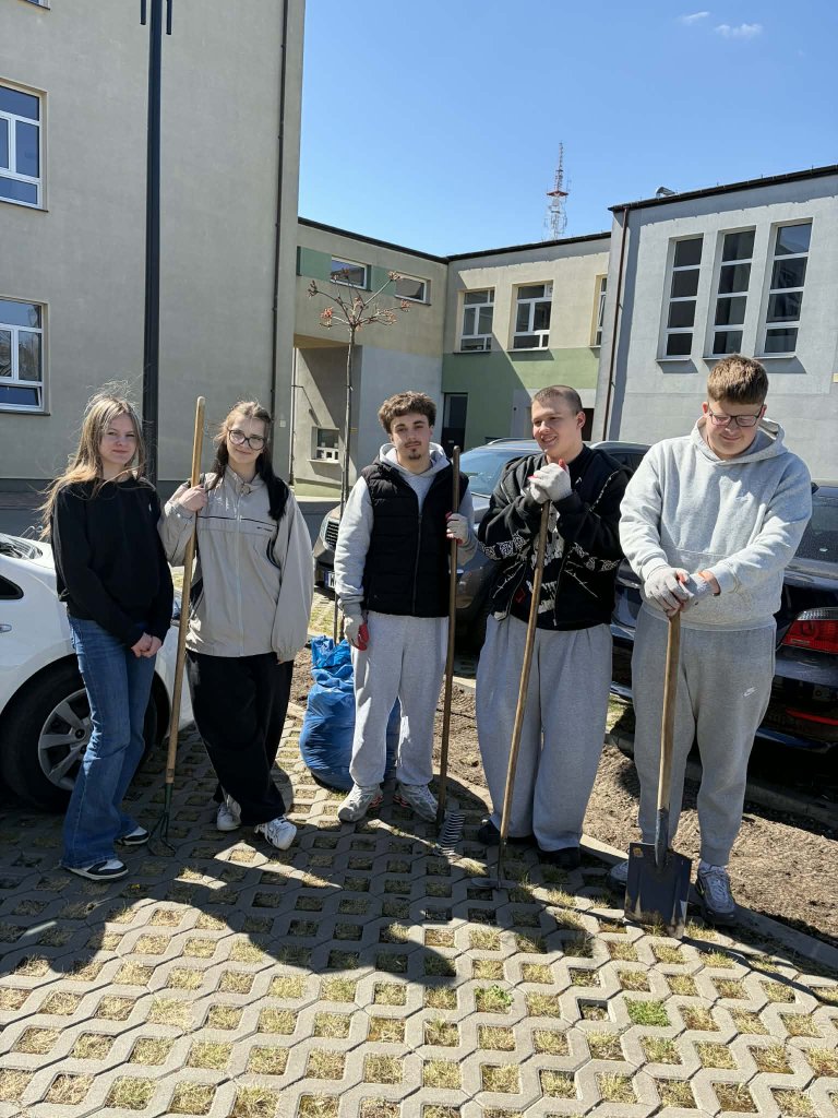 Uczniowie „Metalówki” stworzyli łąkę kwietną. Ekologiczna inicjatywa w ZSZ nr 1 [ZDJĘCIA]