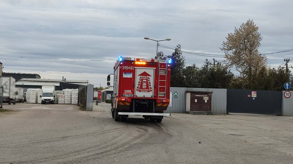 Pożar w sortowni śmieci. Pilna akcja strażaków [WIDEO, ZDJĘCIA]