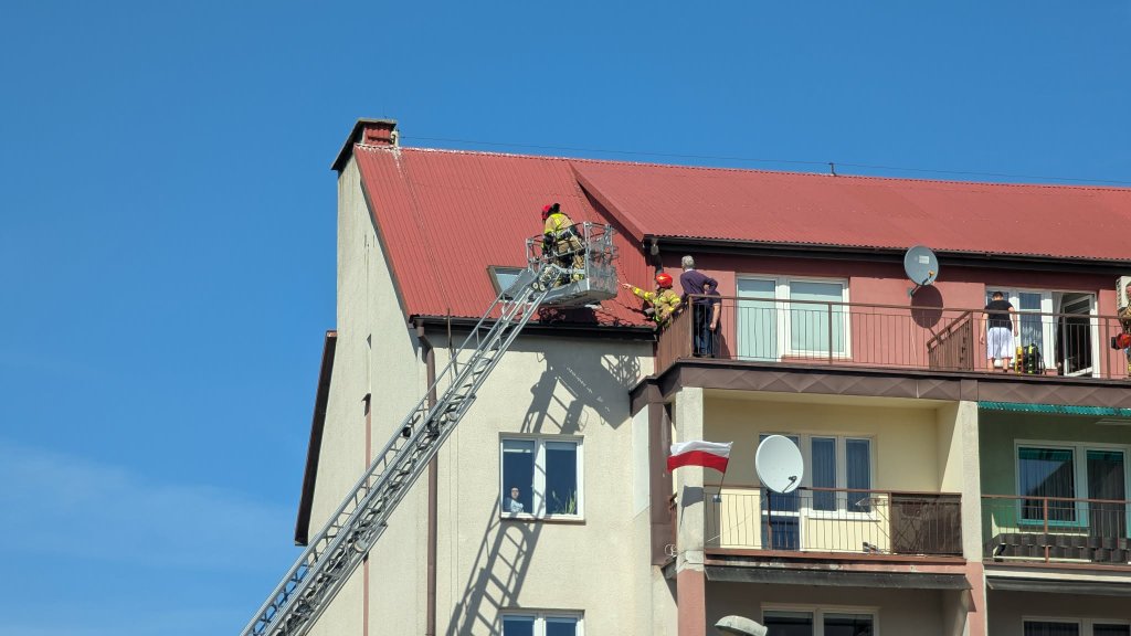 Sąsiedzi byli zaniepokojeni, wezwali pomoc. Dramatyczne odkrycie w ostrołęckim bloku [ZDJĘCIA]