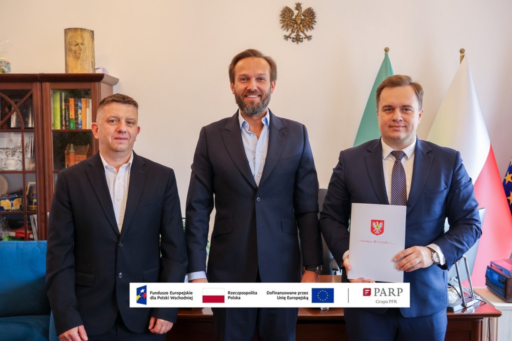 Nowoczesna i ekologiczna komunikacja w Ostrołęce. Prezydent podpisał umowę na zakup autobusów elektrycznych