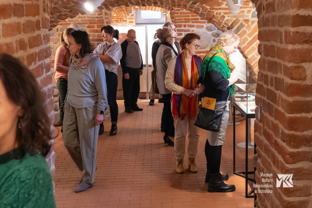 „Coś się kończy, coś się zaczyna? Pięćsetlecie włączenia Mazowsza do Korony”. Nowa wystawa w Muzeum Kultury Kurpiowskiej [ZDJĘCIA]